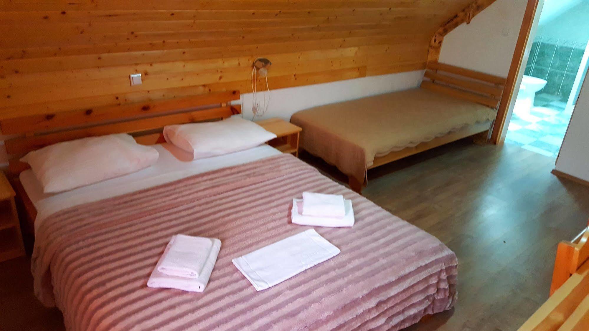Guest House Plitvice Waterfall พลิตวิชกา เยเซรา ภายนอก รูปภาพ